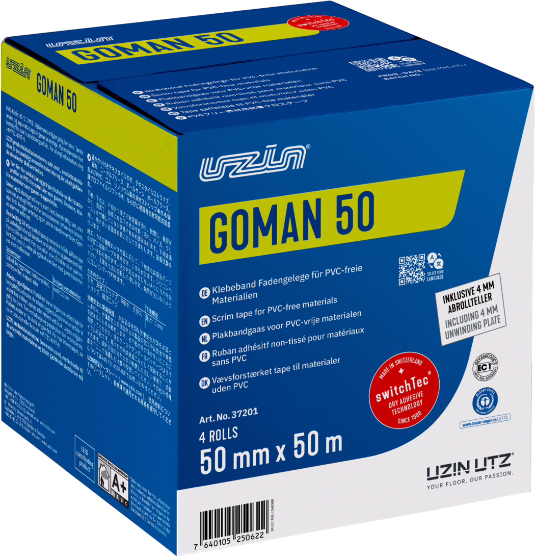 UZIN_Dummy_Goman 50-carton_2024-02 Photo d'une boîte en carton bleue et jaune du ruban UZIN GOMAN 50. Sur la face avant figurent le logo UZIN, le nom 'GOMAN 50' sur une bande jaune et des indications telles que '4 rolls', '50 mm x 50 m' et le numéro d'article 37201. Des mentions multilingues indiquent que la bande est destinée à des matériaux sans PVC. On voit aussi un QR code, un sceau rouge 'switchTec – Made in Switzerland', la mention 'including 4 mm unwinding plate', des textes techniques sur les côtés et un code‑barres en bas. La boîte est prise légèrement en angle, laissant apparaître deux panneaux latéraux avec du petit texte. Couleurs : bleu profond, jaune et blanc ; le carton est robuste et légèrement brillant.