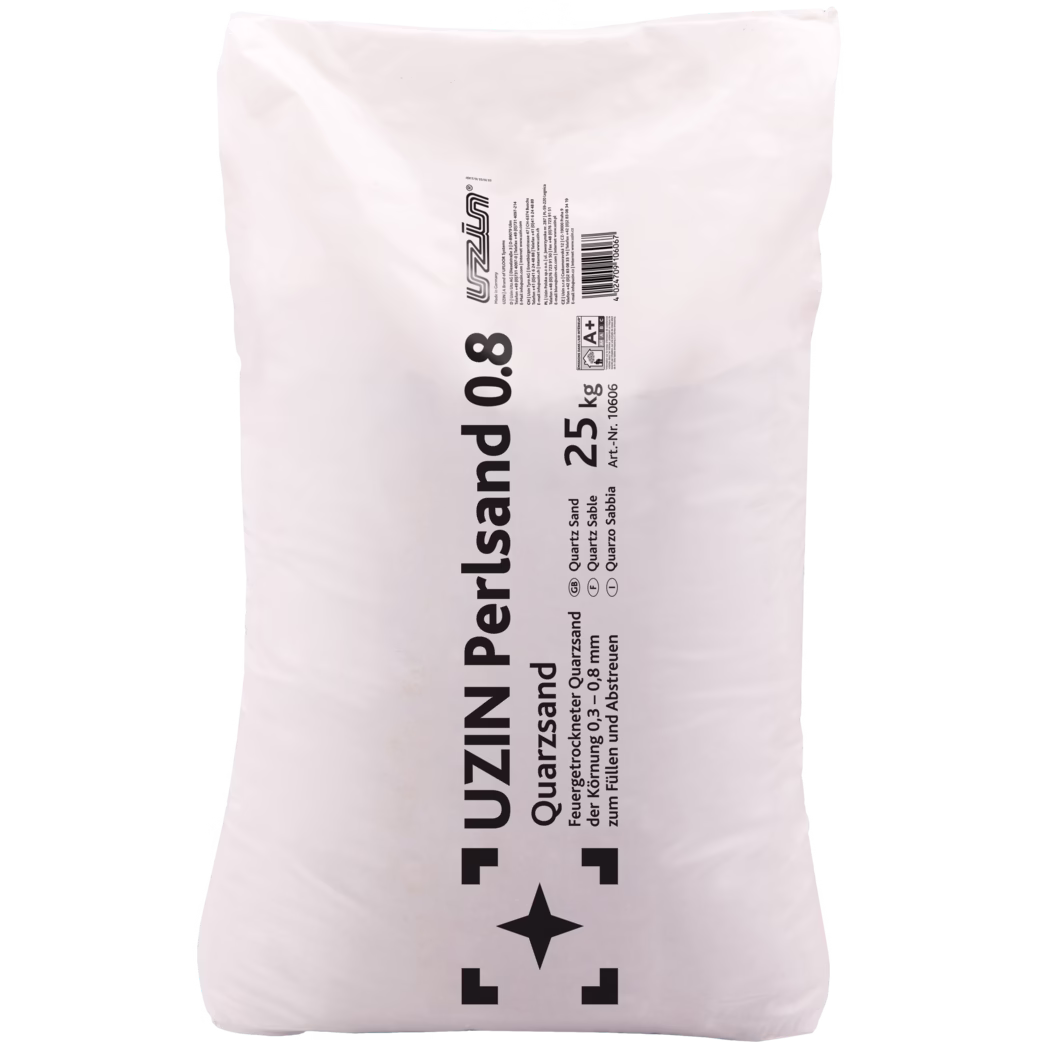 Sac en plastique blanc avec impression verticale noire indiquant « UZIN Perlsand 0.8 » et la mention de poids « 25 kg ». L'emballage précise du sable de quartz à granulométrie 0,3–0,8 mm, un numéro d'article et un code-barres, ainsi que le logo UZIN. Le sac scellé présente des plis et un léger brillant du plastique ; il est destiné au remplissage et au saupoudrage sur les sols lors de la pose et du nivellement.