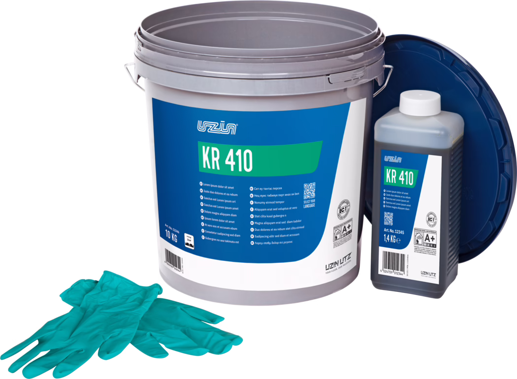 UZIN_Dummy_KR 410-10kg_2022-01 Un grand seau en plastique gris avec une étiquette bleue indiquant KR 410, une petite bouteille rectangulaire portant la même étiquette et une paire de gants jetables bleu-vert au premier plan. Le couvercle du seau est appuyé derrière la bouteille ; les étiquettes présentent des informations produit, les mentions de poids et un QR code. Présenté sur fond blanc avec éclairage de studio.