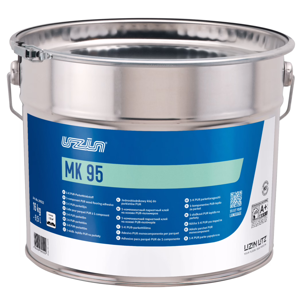 UZIN_Dummy_MK 95-16kg_2024-11 Gros plan d'un récipient métallique cylindrique destiné à un adhésif pour revêtement de sol. La seau en acier inoxydable poli est équipé d'un couvercle à fermeture par pince amovible et d'une poignée métallique ; une grande étiquette bleue portant la mention « MK 95 » et des informations multilingues indique qu'il s'agit d'un adhésif PUR monocomposant pour parquet d'environ 16 kg (9,5 L). L'image met l'accent sur le rebord réfléchissant, le mécanisme du couvercle et la partie supérieure de l'étiquette ; les couleurs dominantes sont l'argenté, le bleu profond et le turquoise pâle.