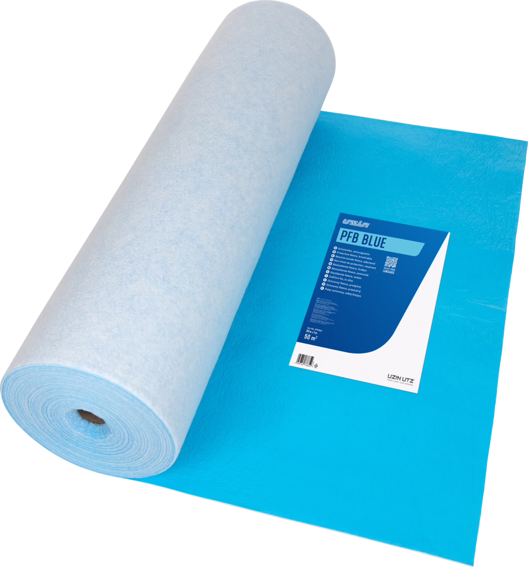 UZIN_Dummy_PFB BLUE_50m2_2026-08 Gros plan d'un grand rouleau de feutre protecteur bleu clair ou de sous-couche partiellement déroulé sur une feuille bleu vif. Le rouleau cylindrique présente une surface douce et fibreuse blanc-bleu et un noyau en carton visible à une extrémité. Sur la feuille bleue, une étiquette imprimée indique le nom du produit 'PFB BLUE' ainsi que des informations techniques et un code-barres. L'image met en valeur la texture, l'épaisseur du matériau et l'emballage ; fond blanc propre et éclairage uniforme.
