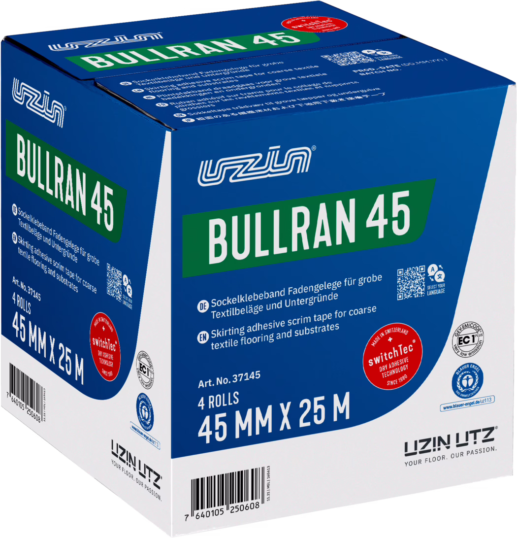 UZIN_Dummy_Bullran 45-carton_2022-01 Photographie en studio d'une boîte en carton bleue et blanche 'BULLRAN 45' de la marque UZIN UTZ, contenant du ruban de fixation pour plinthes. Un bandeau vert porte le nom 'BULLRAN 45' en lettres blanches, des descriptions techniques en allemand et en anglais, et un sceau rouge 'switchTec'. On distingue '4 ROLLS', '45 MM X 25 M', la référence art. 37145, un code-barres, un QR code et plusieurs logos de certification. La boîte est présentée en léger angle, avec une typographie sans empattement, des couleurs contrastées et un éclairage de studio uniforme; l'image met en avant le marquage, les dimensions et les informations produit.