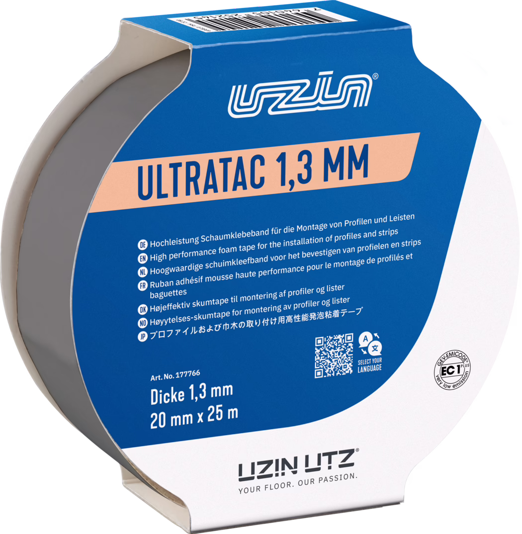 UZIN_Dummy_Ultratac 1,3-20mm_2026-02 Gros plan sur un rouleau de ruban mousse adhésif dans un emballage bleu et blanc, marqué 'ULTRATAC 1,3 MM'. On distingue le noyau en mousse gris, les dimensions '20 mm x 25 m' et l'épaisseur '1,3 mm', des instructions multilingues, un code-barres et un QR code, ainsi qu'une partie du support en carton portant le logo LIZIN UTZ.