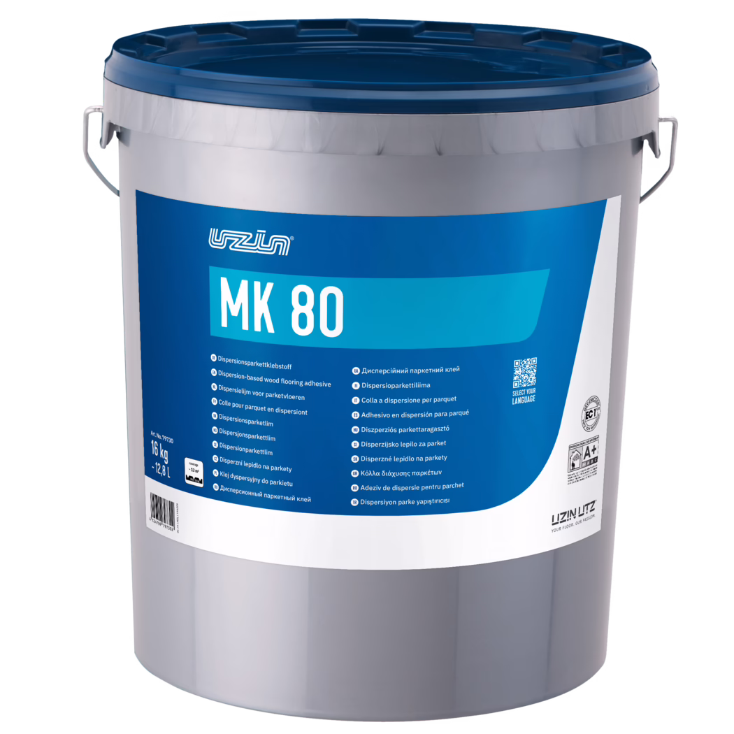 UZIN_Dummy_MK 80-16kg_2024-06 Grand seau en plastique gris avec un couvercle bleu clipsable et une poignée métallique, étiqueté « MK 80 » de la marque UZIN. L'étiquette bleue de face affiche le nom du produit MK 80 en grandes lettres blanches, des mentions multilingues indiquant qu'il s'agit d'un adhésif dispersion pour parquet, ainsi que des informations techniques comme le poids net « 16 kg » et le volume « 12,8 L ». La photo du produit sur fond blanc neutre, avec un éclairage uniforme, met en valeur la surface lisse du plastique, les détails du couvercle et le design incurvé de l'étiquette. Convient pour une utilisation en e‑commerce, fiches techniques ou catalogues.