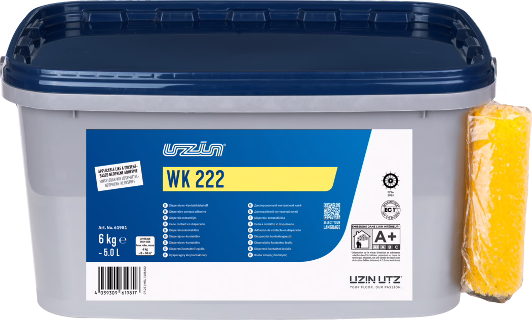 UZIN_Dummy_WK 222-6kg_2025-11 Un bac rectangulaire en plastique gris avec un couvercle bleu foncé à clipser et une étiquette bleu‑jaune portant la mention 'WK 222'. Le récipient indique '6 kg (~5,0 L)' et présente des pictogrammes techniques, un code‑barres et des informations multilingues. Une éponge jaune emballée en plastique est fixée sur le côté droit. L'étiquette affiche la marque 'Uzin Utz' et le label A+ pour les émissions intérieures. Photo produit sur fond blanc, nette et éclairée uniformément.