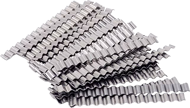 Gros plan d'une pile de bandes métalliques ondulées au profil en vagues, de couleur gris argenté et surface réfléchissante ; les bandes sont superposées de façon irrégulière, avec des crêtes et des rainures marquées, probablement en acier inoxydable ou galvanisé pour des usages de construction ou industriels.