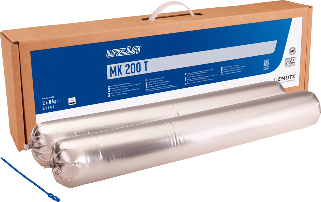 UZIN_Dummy_MK 200 T-2x8kg_2024-09 Photo produit d'une boîte en carton marron avec une étiquette bleue portant la mention "MK 200 T" (marque Uzin), deux cartouches en film aluminium argenté contenant de l'adhésif devant, et une petite clé de mélange en plastique bleu, sur fond blanc.
