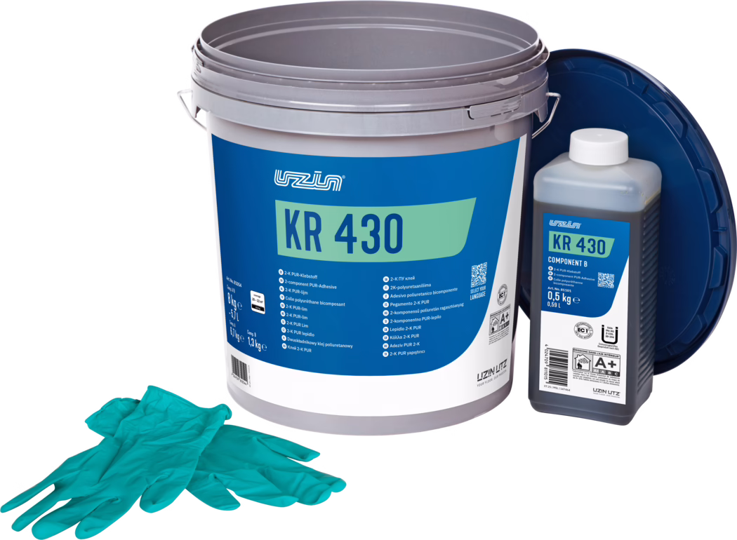 UZIN_Dummy_KR 430-8kg_2025-07 Un grand seau en plastique gris étiqueté 'KR 430' avec une étiquette bleu-vert, accompagné d'une petite bouteille marquée 'KR 430 Component B' et d'une paire de gants jetables turquoise ; emballage pour un adhésif polyuréthane bicomposant.