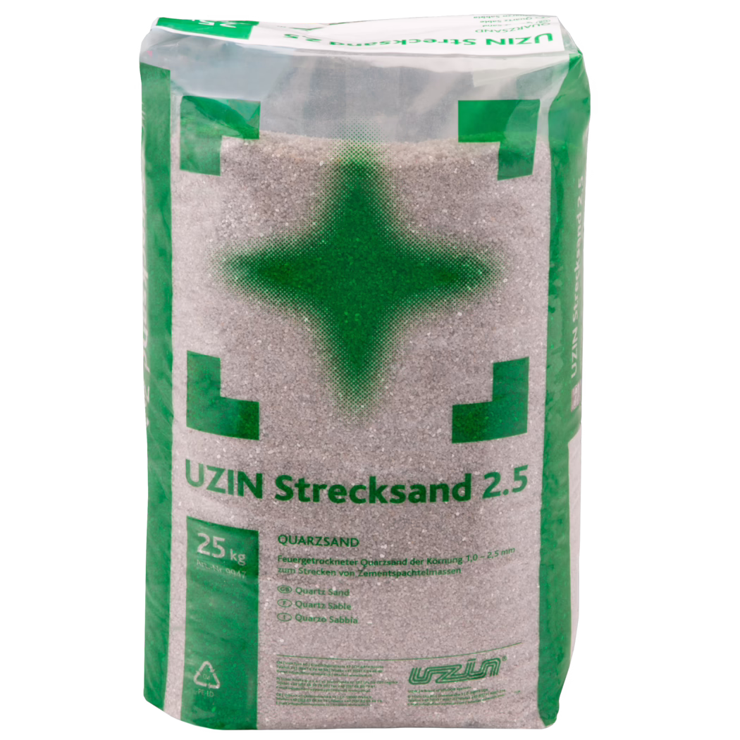 Un sac plastique de 25 kg de quartz 'UZIN Strecksand 2.5'; l'emballage transparent laisse voir des granulés beige-gris et des éléments imprimés verts avec un symbole en croix, le nom du produit et le poids imprimés en vert.