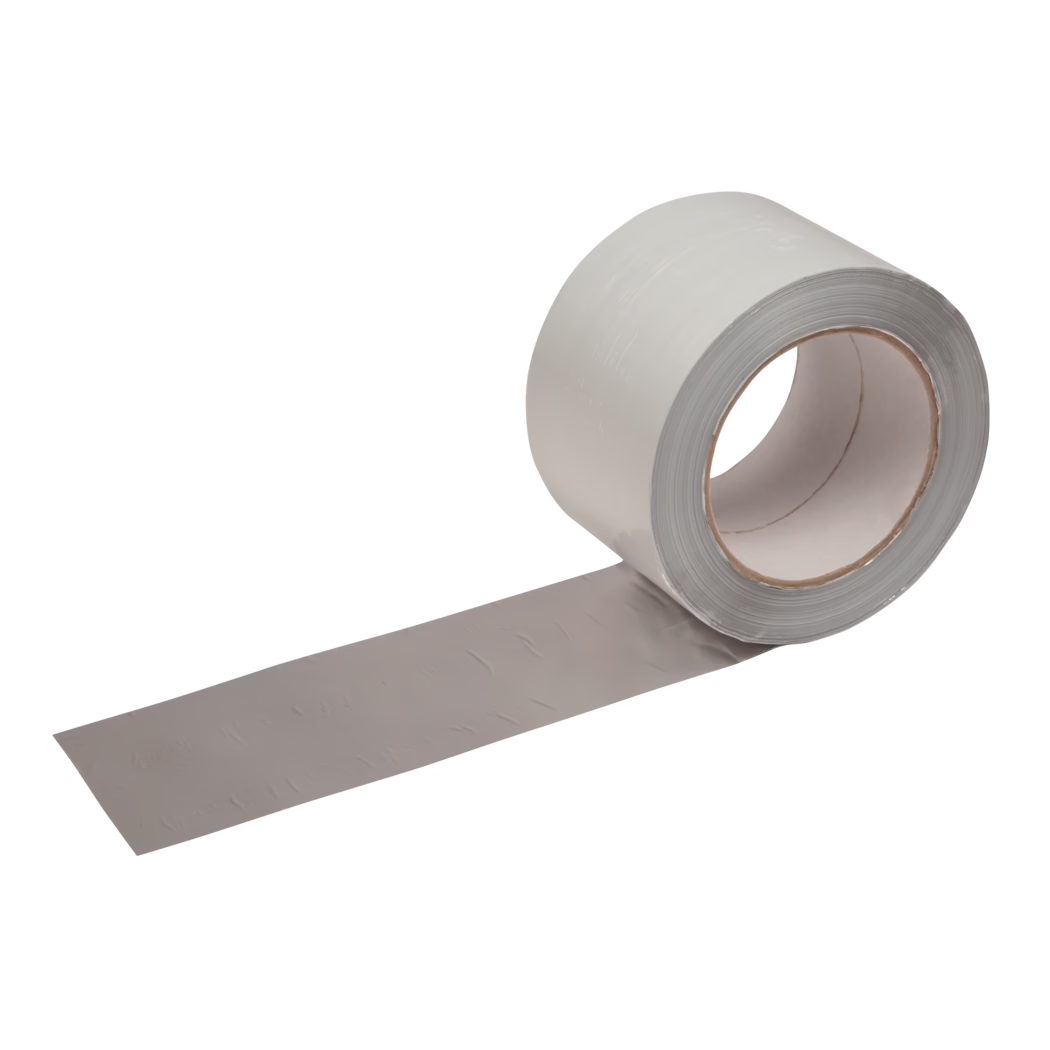 UZIN_Dummy_Alutape 75_2016-09 Gros plan d'un rouleau de ruban adhésif gris partiellement déroulé sur fond blanc, montrant le noyau en carton et la surface légèrement texturée du ruban.
